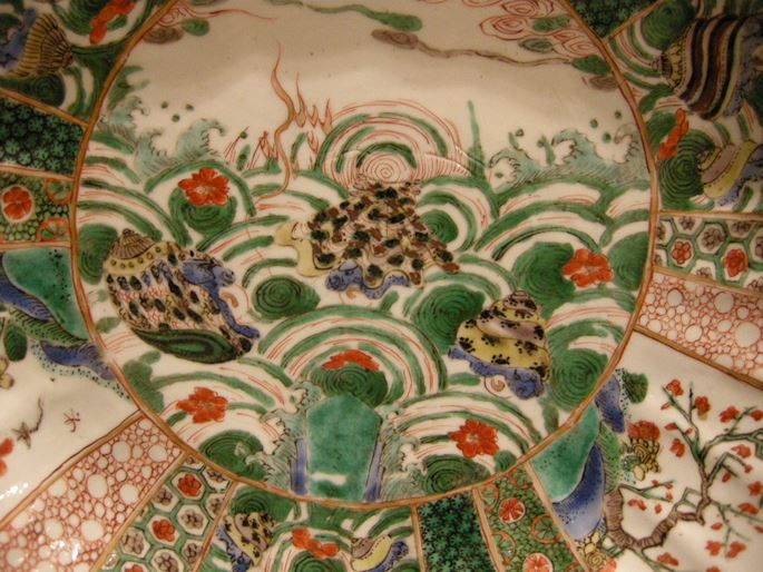 Rare dish porcelain famille verte - decorated with mythical creatures transformed in shell shape - Kangxi period | MasterArt